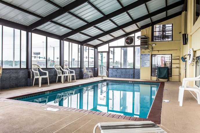 Imagen de la piscina del Hotel Quality Inn and Suites Morrow Atlanta South. Foto 16