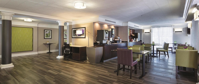 Imagen de los interiores del Hotel Quality Inn and Suites North Charleston - Ashley Phosphate. Foto 16