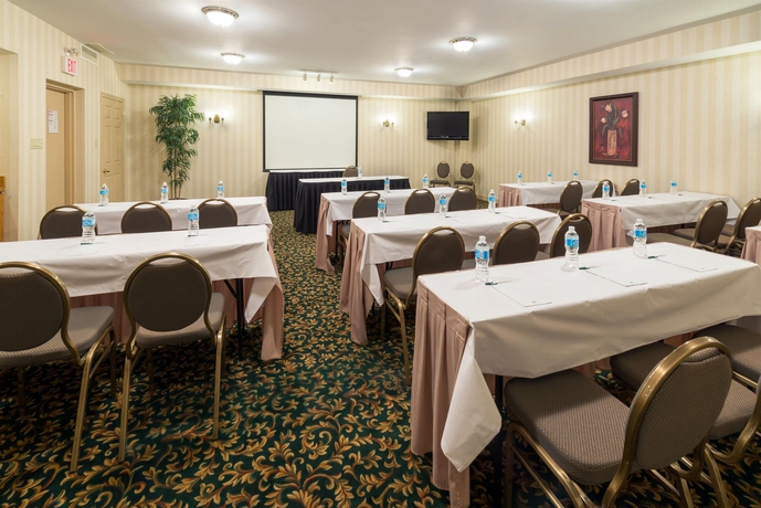 Imagen de los interiores del Hotel Quality Inn and Suites, Oakville. Foto 12