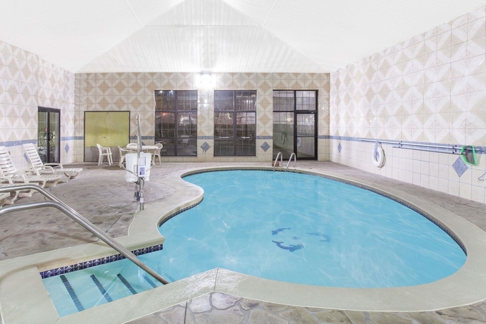 Imagen de la piscina del Hotel Quality Inn and Suites Oklahoma City North. Foto 15