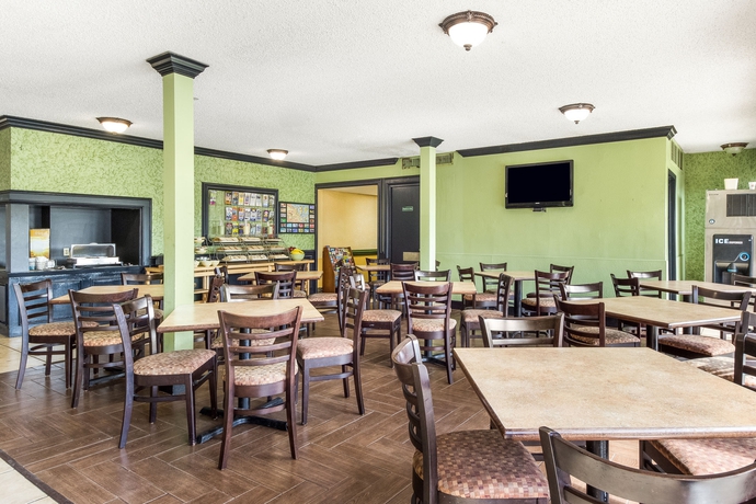 Imagen del bar/restaurante del Hotel Quality Inn and Suites On The Beach. Foto 2