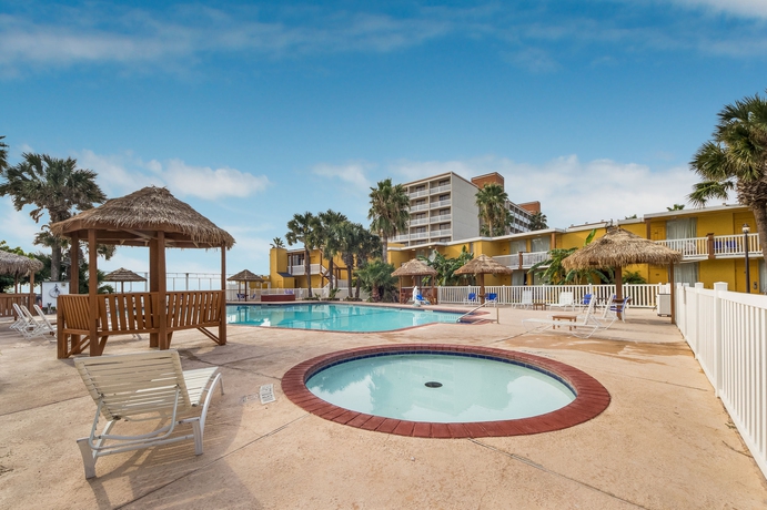 Imagen de la piscina del Hotel Quality Inn and Suites On The Beach. Foto 14