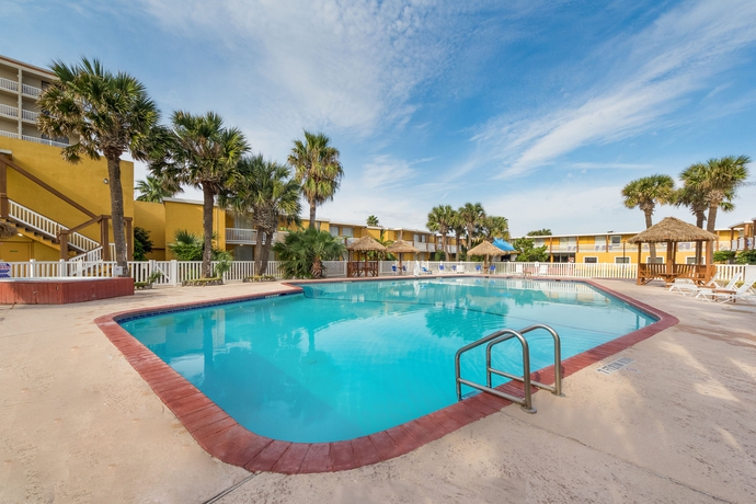 Imagen de la piscina del Hotel Quality Inn and Suites On The Beach. Foto 15
