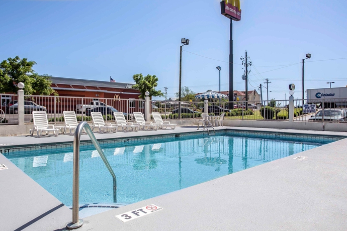 Imagen de la piscina del Hotel Quality Inn and Suites, Orangeburg. Foto 16