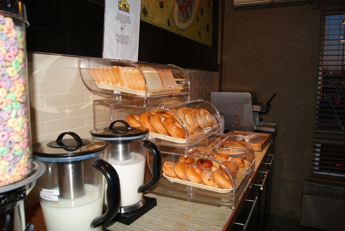 Imagen del bar/restaurante del Hotel Quality Inn and Suites P.e. Trudeau Airport. Foto 4