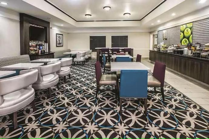 Imagen de los interiores del Hotel Quality Inn and Suites, Rosenberg. Foto 9