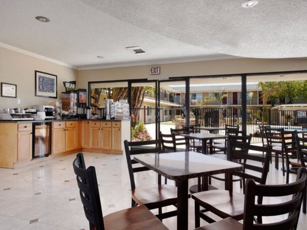 Imagen del bar/restaurante del Hotel Quality Inn and Suites Santa Maria. Foto 3