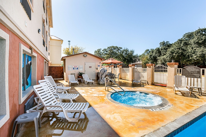 Imagen de la piscina del Hotel Quality Inn and Suites Seaworld North. Foto 15