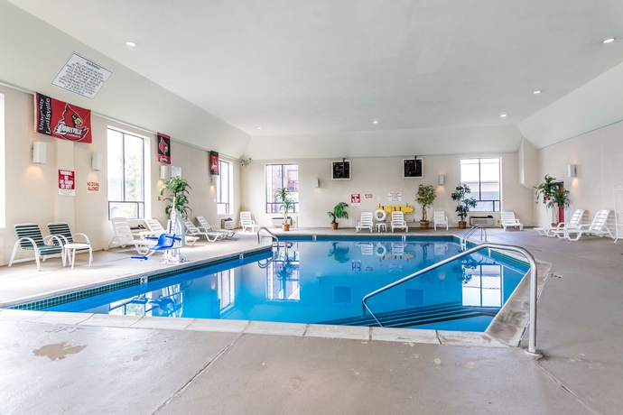 Imagen de la piscina del Hotel Quality Inn and Suites University/airport. Foto 15