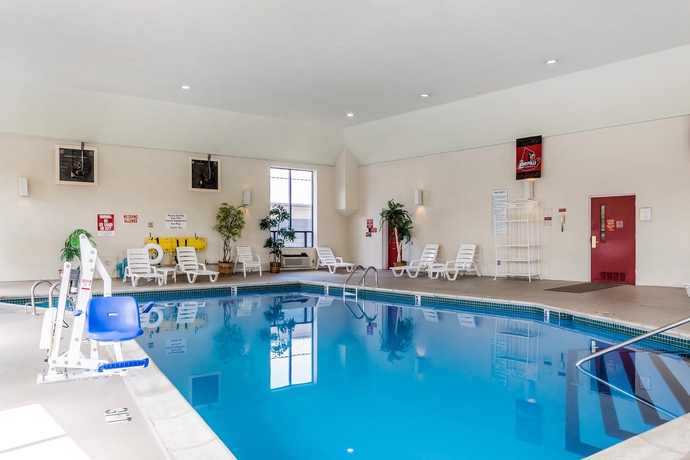 Imagen de la piscina del Hotel Quality Inn and Suites University/airport. Foto 16