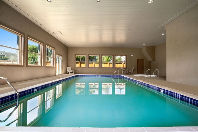 Imagen de la piscina del Hotel Quality Inn and Suites, Vernon. Foto 15