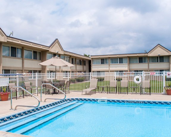 Imagen de la piscina del Hotel Quality Inn and Suites Vestal Binghamton Near University. Foto 9