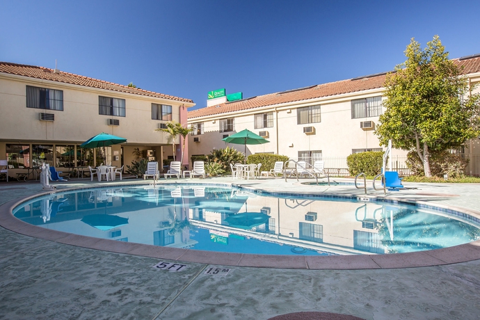 Imagen de la piscina del Hotel Quality Inn and Suites Walnut - City Of Industry. Foto 16