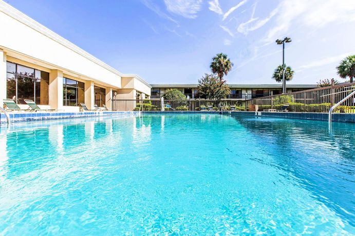 Imagen de la piscina del Hotel Quality Inn and Suites, Waycross. Foto 19