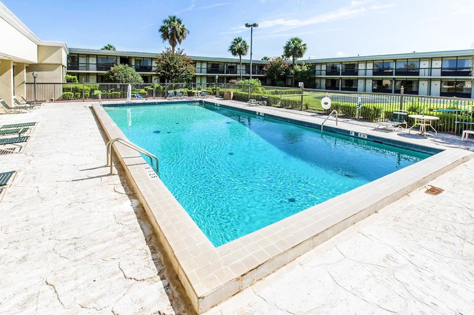 Imagen de la piscina del Hotel Quality Inn and Suites, Waycross. Foto 20