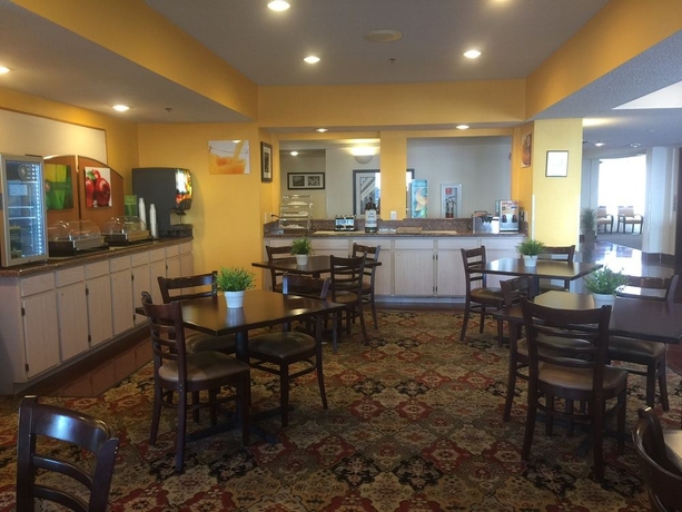 Imagen del bar/restaurante del Hotel Quality Inn and Suites West Chase. Foto 7
