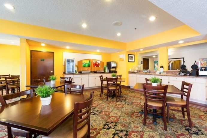 Imagen del bar/restaurante del Hotel Quality Inn and Suites West Chase. Foto 8