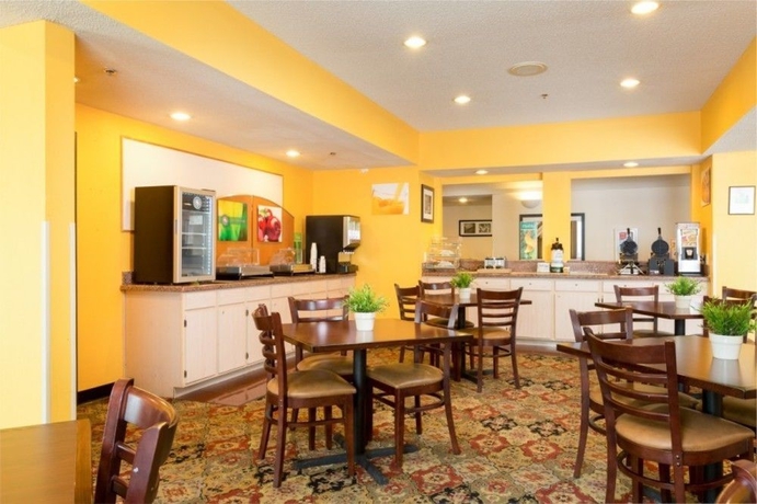 Imagen del bar/restaurante del Hotel Quality Inn and Suites West Chase. Foto 9