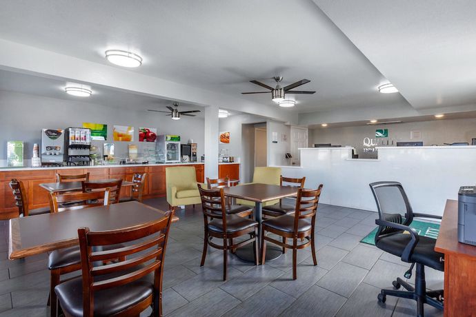 Imagen del bar/restaurante del Hotel Quality Inn and Suites near Downtown Mesa. Foto 3