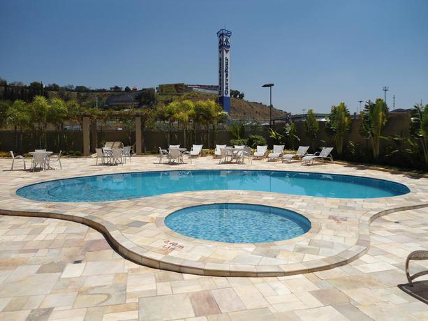 Imagen de la piscina del Hotel Quality Jundiai. Foto 13