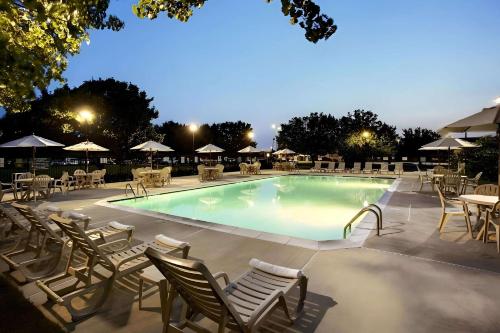 Imagen de la piscina del Hotel Quality Philadelphia Airport. Foto 19