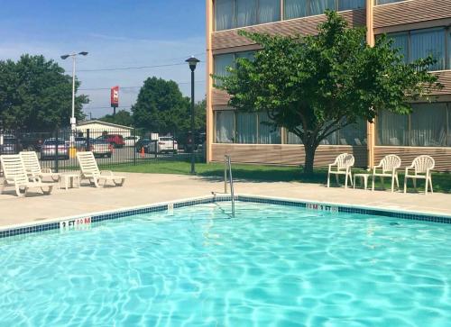 Imagen de la piscina del Hotel Quality Philadelphia Airport. Foto 20