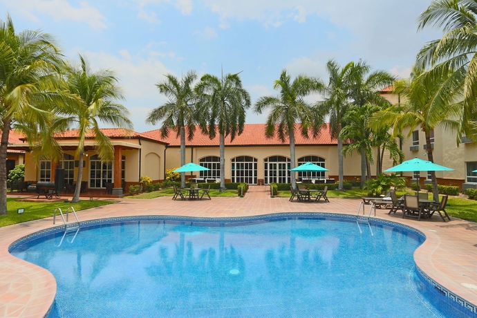 Imagen de la piscina del Hotel Quality Real Aeropuerto. Foto 14