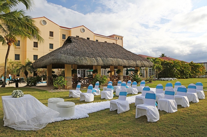 Imagen de los exteriores del Hotel Quality Real Aeropuerto Santo Domingo. Foto 9