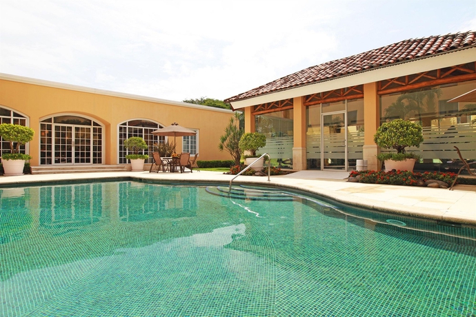 Imagen de la piscina del Hotel Quality Real San Jose. Foto 14