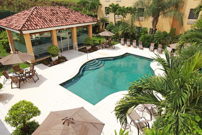 Imagen de la piscina del Hotel Quality Real San Jose. Foto 15