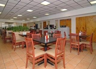 Imagen del bar/restaurante del Hotel Quality Suites Convention Center. Foto 2