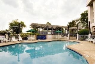 Imagen de la piscina del Hotel Quality Suites Convention Center. Foto 8