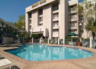 Imagen de la piscina del Hotel Quality Suites Convention Center. Foto 9