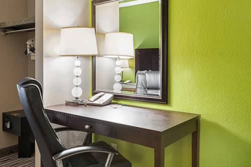 Imagen de la habitación del Hotel Quality Suites. Foto 9