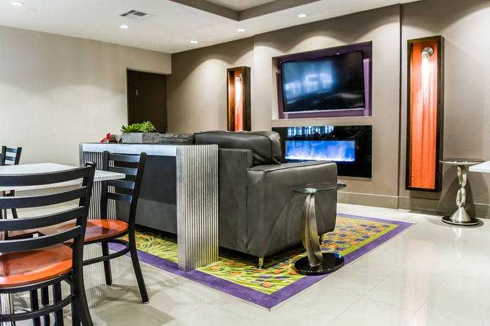 Imagen de los interiores del Hotel Quality Suites Fort Myers - I-75. Foto 15