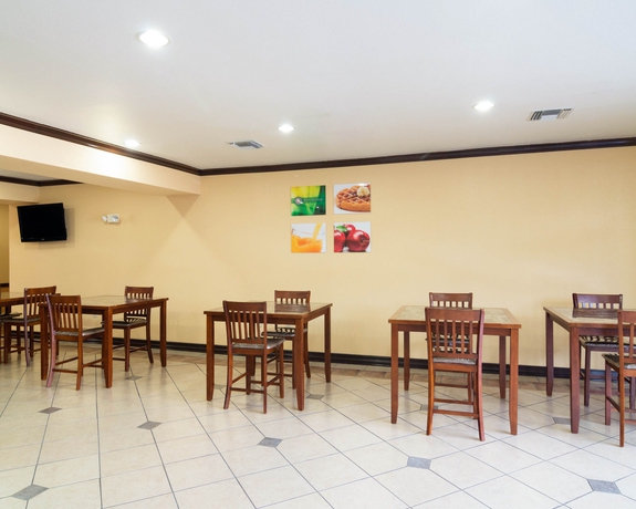 Imagen del bar/restaurante del Hotel Quality Suites Houston IAH Airport - Beltway 8. Foto 3