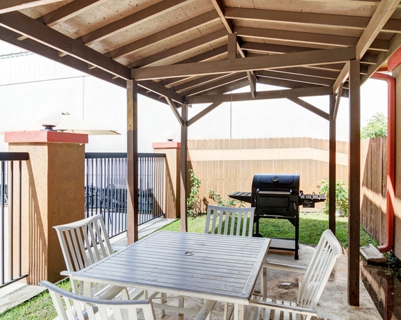 Imagen de los exteriores del Hotel Quality Suites Houston IAH Airport - Beltway 8. Foto 9