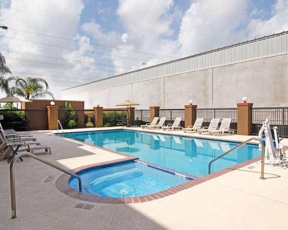Imagen de la piscina del Hotel Quality Suites Houston IAH Airport - Beltway 8. Foto 16