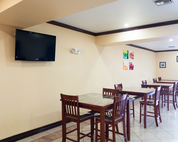 Imagen del bar/restaurante del Hotel Quality Suites Houston IAH Airport - Beltway 8. Foto 5