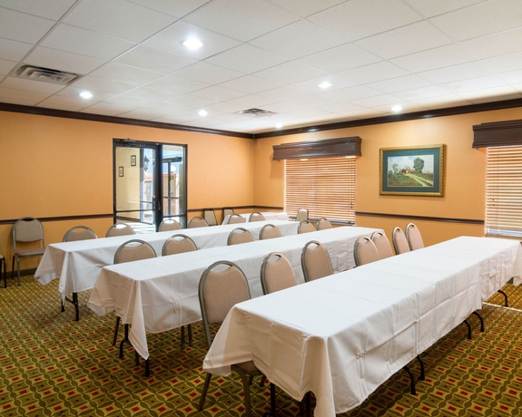 Imagen de los interiores del Hotel Quality Suites Houston IAH Airport - Beltway 8. Foto 12