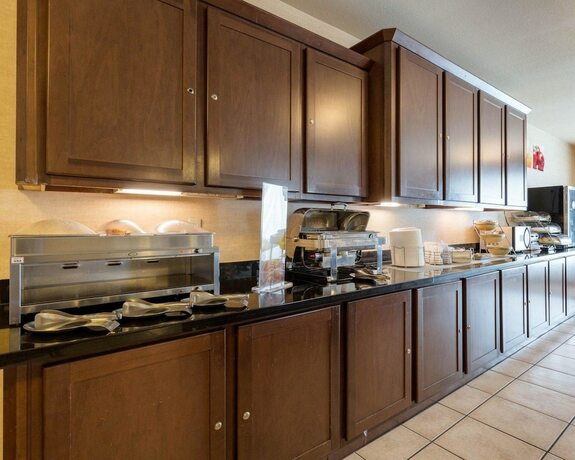 Imagen del bar/restaurante del Hotel Quality Suites, Huntsville . Foto 13