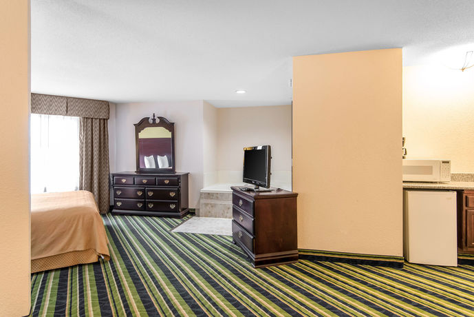 Imagen de la habitación del Hotel Quality Suites Kansas City International Airport. Foto 6