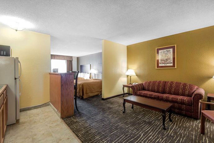 Imagen de los interiores del Hotel Quality Suites Kansas City International Airport. Foto 13
