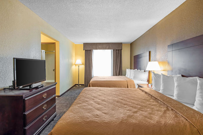 Imagen de la piscina del Hotel Quality Suites Kansas City International Airport. Foto 15