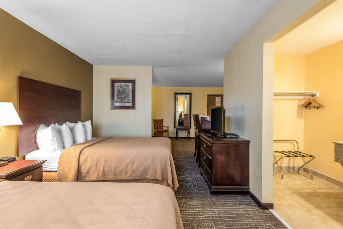 Imagen de los interiores del Hotel Quality Suites Kansas City International Airport. Foto 14