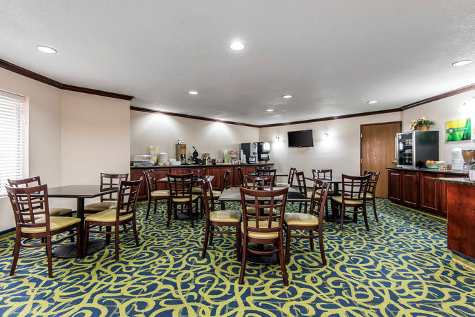 Imagen de los exteriores del Hotel Quality Suites Kansas City International Airport. Foto 12
