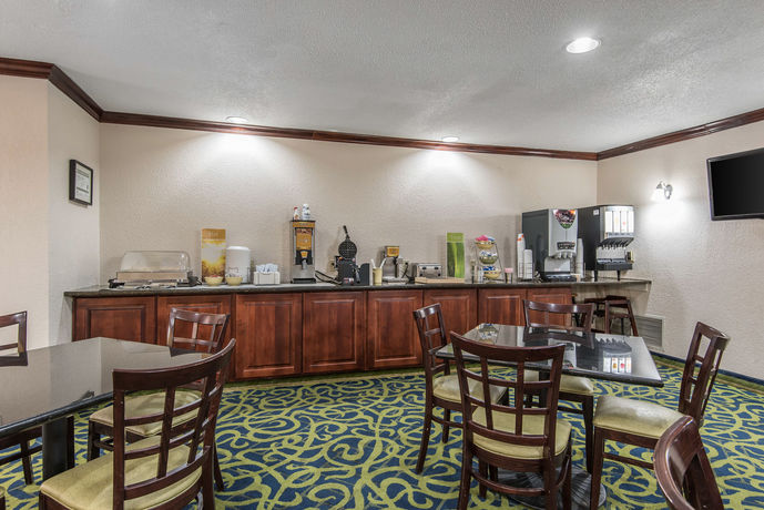 Imagen de la piscina del Hotel Quality Suites Kansas City International Airport. Foto 16