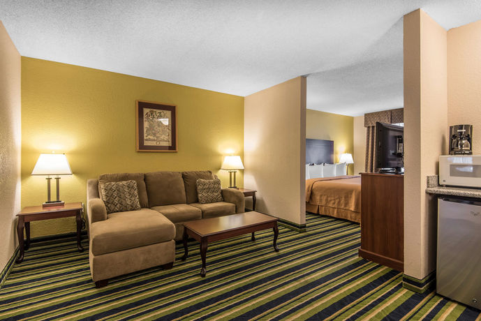 Imagen de la habitación del Hotel Quality Suites Kansas City International Airport. Foto 10