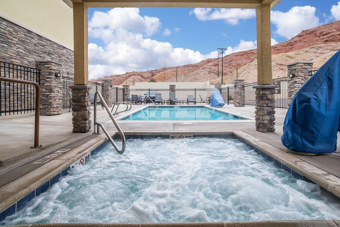 Imagen de la piscina del Hotel Quality Suites Moab Near Arches National Park. Foto 15