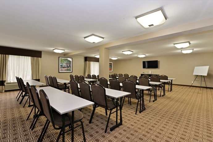 Imagen de los interiores del Hotel Quality Suites Nashville Airport. Foto 12